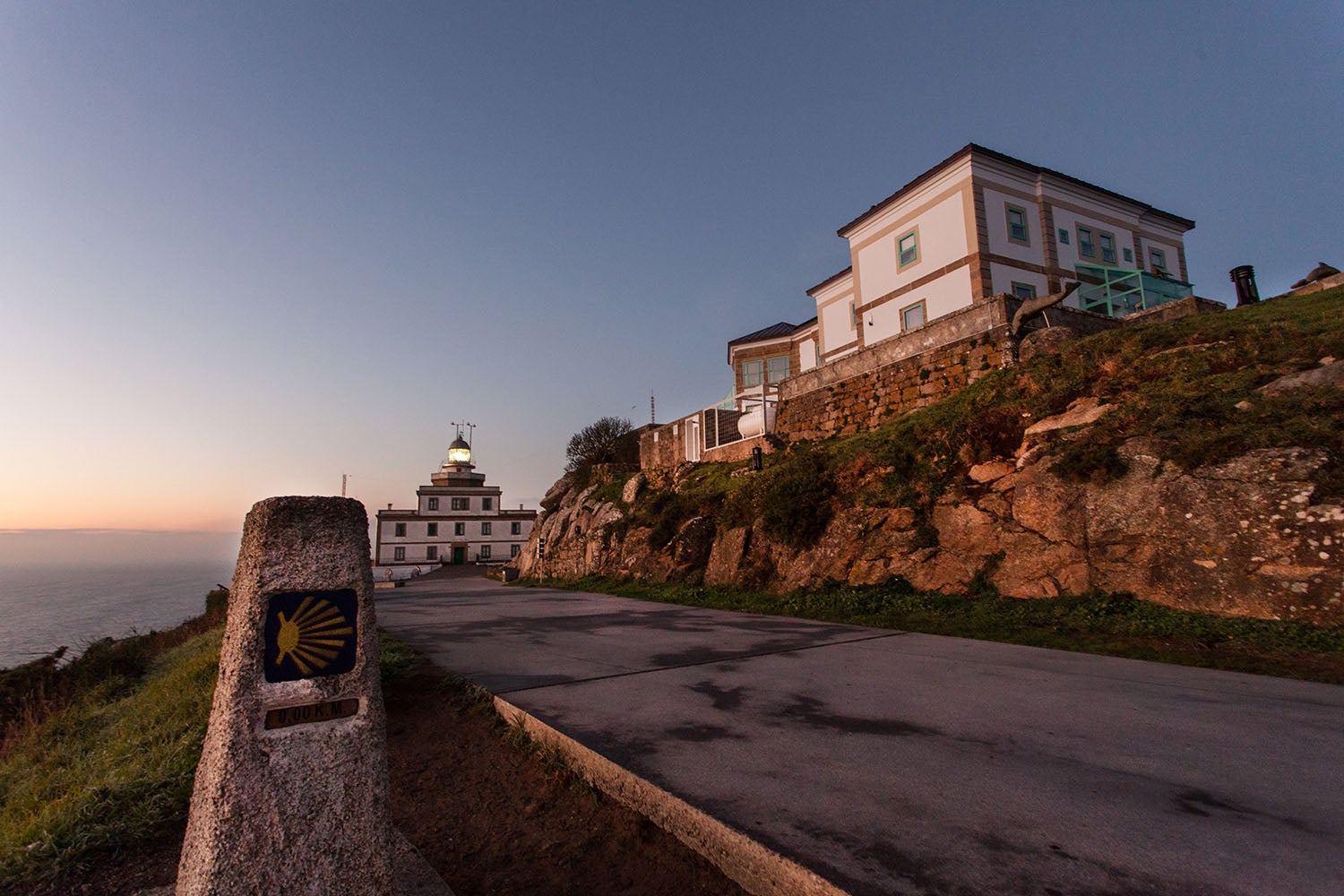 ¿Buscas paz y relax con vistas al mar? Tu destino está en Finisterre, A Coruña. Allí se encuentra el hotel O Semáforo, un antiguo faro remodelado y equipado para que vivas una experiencia inigualable. Se rumorea que las puestas de sol con el Atlántico de fondo enamoran.