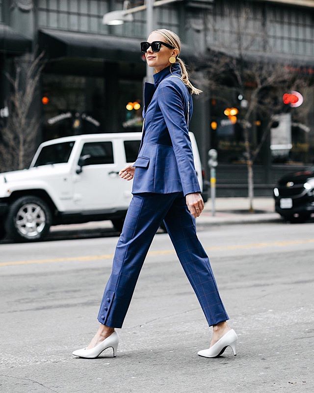El armario de Fashion Jackson está plagado de prendas básicas: vaqueros, camisetas, chupas de cuero y trajes masculinos que combina con salones blancos, el calzado por excelencia de este verano