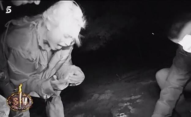 La cara de dolor de Isabel al ser mordida por un cangrejo.