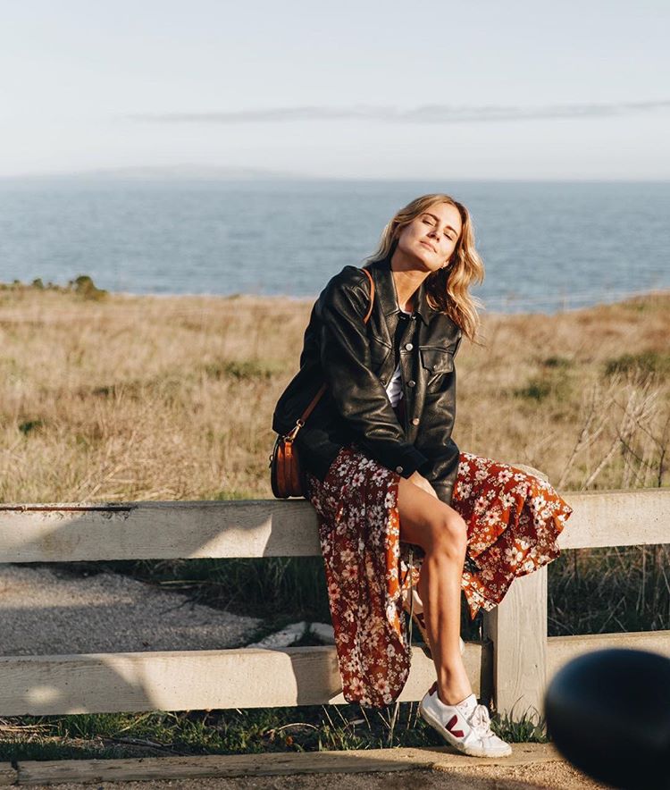 La combinación ganadora de Lucy Williams para la primavera es un vestido estampado de tejido fluido con zapatillas y cazadora de cuero. ¡Y nos encanta!