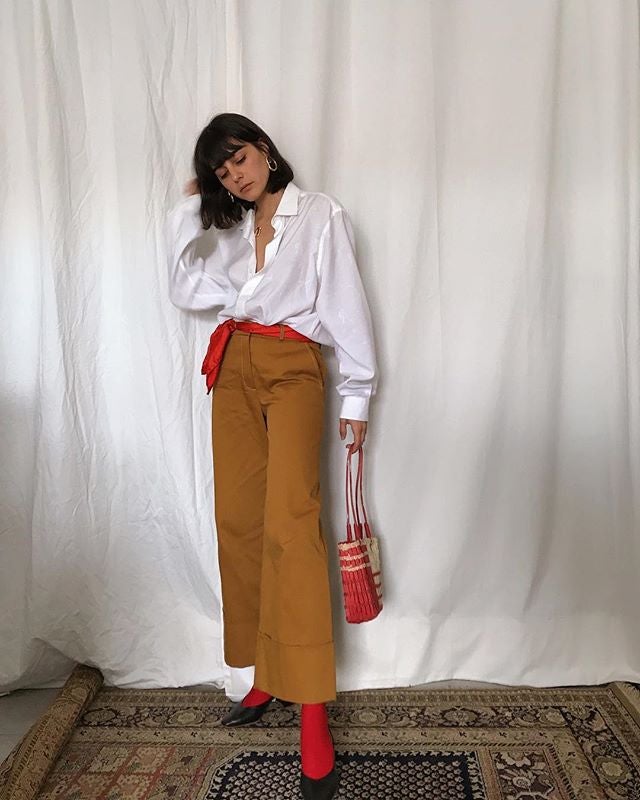 Para el día y para la noche, la camisa blanca es un imprescindible del entretiempo, como lo demuestra María Bernad con su look con blusa 'oversize', unos pantalones culotte y calcetines rojos