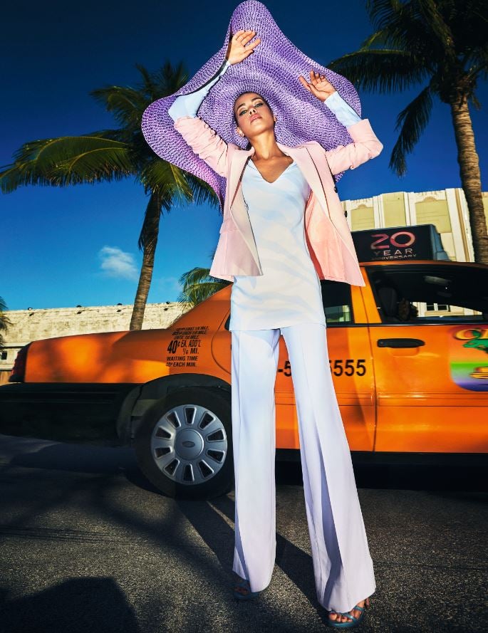 Minivestido y pantalón de Roberto Cavalli; chaqueta de Easy Wear para El Corte Inglés. Pamela de Missoni y sandalias de Elisabetta Franchi.