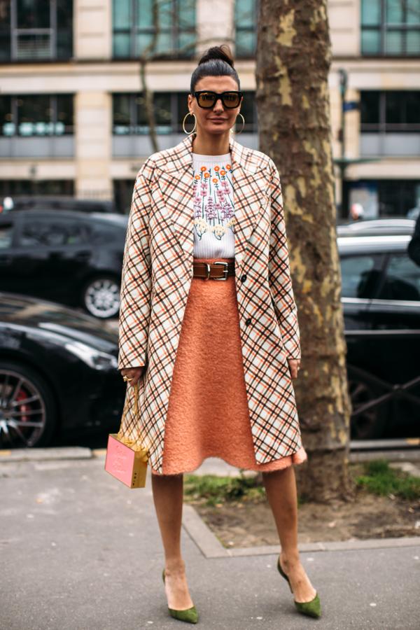 Olvídate del invierno con un abrigo estampado en colores claros.