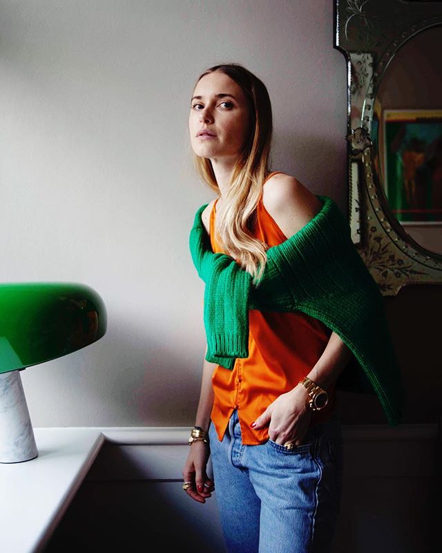 La instagramer Pernille Teisbaek se atreve con la mezcla de texturas: top lencero de seda es el responsable del estilo primaveral, el punto, la suerte para no caer enfermas cuando bajen las temperaturas