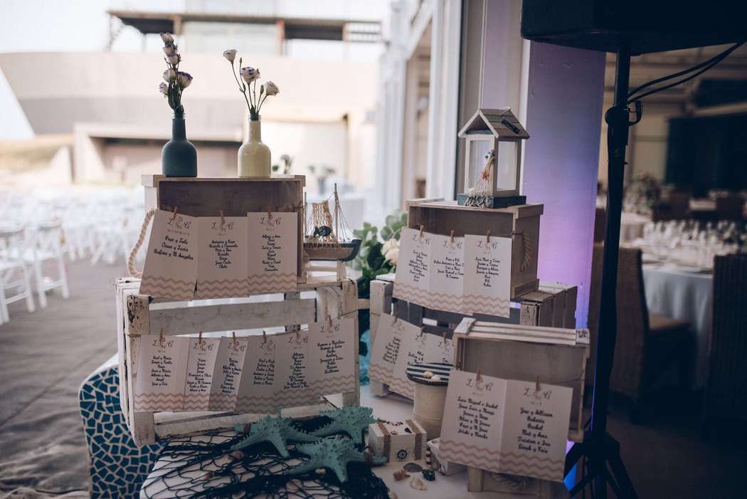 Una boda cerca del mar invita a que los motivos náuticos y el azul y el blanco sean los protagonistas de todos los detalles de la decoración.