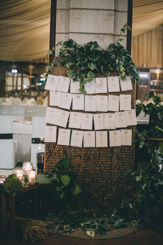 Desde hace varios años, el estilo 'rustic chic' está a la última, ¿qué te parece incluirlo en tu día especial? Es una idea DIY muy exitosa.