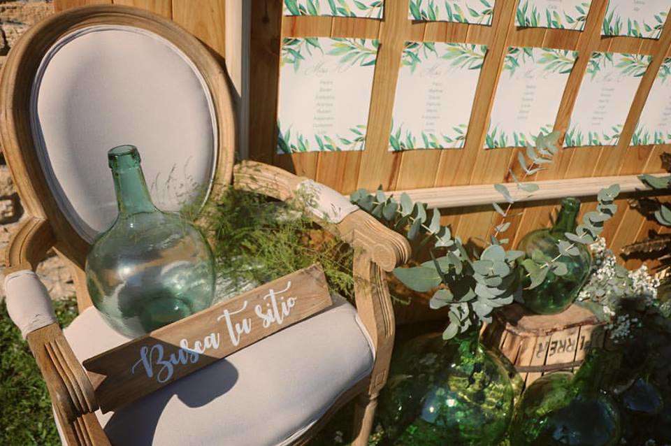 Muebles antiguos, madera, objetos reciclados... Todo en esta foto nos parece de lo más inspirador para organizar el 'seating plan' de tu boda.