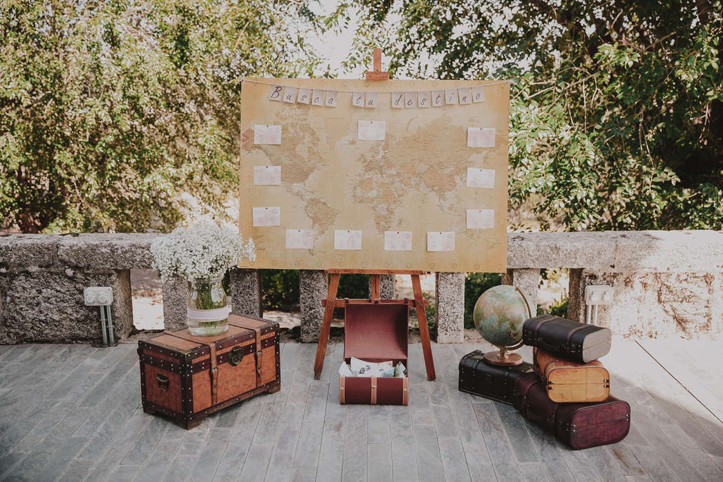 Esta opción es perfecta para una pareja de novios al que le encanta viajar. Unas maletas de los años 60 y unas bolas del mundo es todo lo que necesitan.