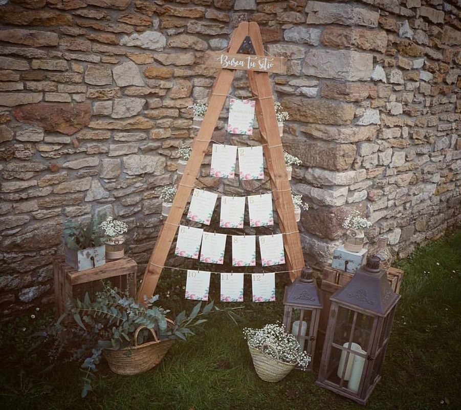 Las escaleras están muy de moda este año como parte de la decoración ecológica, ¡y ayuda a tu familia y amigos a encontrar su mesa!