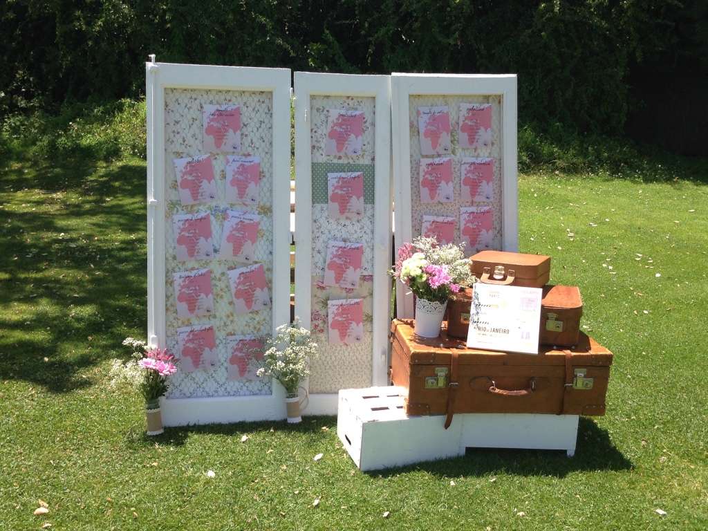 Esta opción es perfecta para una pareja de novios al que le encanta viajar. Unas maletas de los años 60 y unas bolas del mundo es todo lo que necesitan.