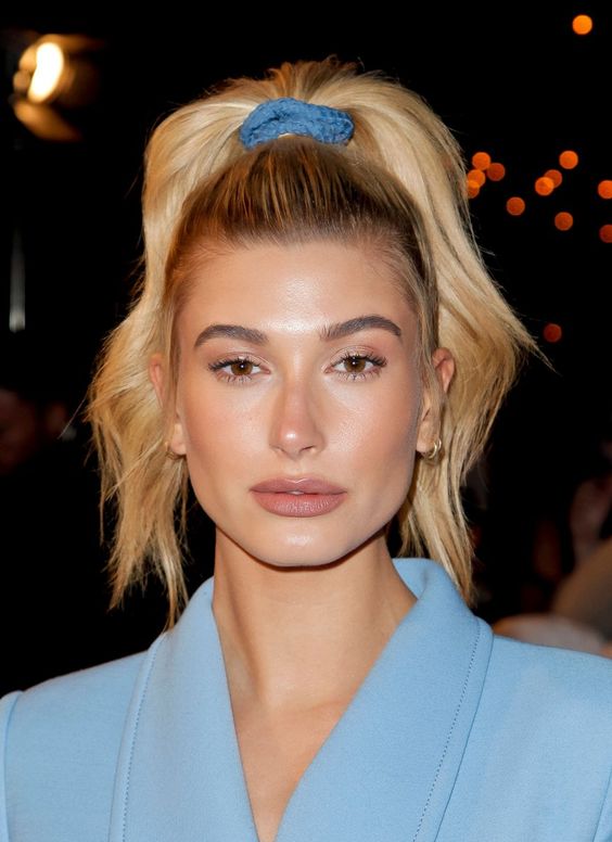 La versión sofisticada de Hailey Baldwin. Genialidad total la idea de combinar perfectamente el color de la americana con el del coletero. Además, la cola alta es un acierto total para resaltar pómulos: favorece a prácticamente todos los tipos de facciones. Eso sí: para que el resultado sea de diez, es imprescindible ondular o planchar la melena.