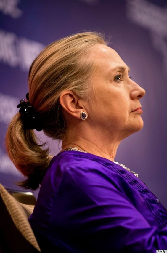 Cómo llevarlo sin estrellarse. Hillary Clinton era muy aficionada a la cola de caballo y el coletero, pero puesto con tan poca gracia, que más bien parecía que no quería perder el tiempo en arreglarse el pelo (cosa, por otro lado, cierta). La criticaron tanto, que se cortó la melena. Para evitar el efecto Hillary, mejor no hacerse una cola a media altura. Que sea un moño muy alto y despeinado, o una cola muy baja.