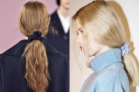 Los primeros en resucitarlo: Mansur Gavriel. La firma neoyorquina ya avanzó hace seis meses que este verano llevaríamos coleteros. En su versión, sirven para recoger en colas de caballo bajas (esto es importante: bajas) melenas en todos los largos. Sin esfuerzo, sin estridencias, sin volúmenes.