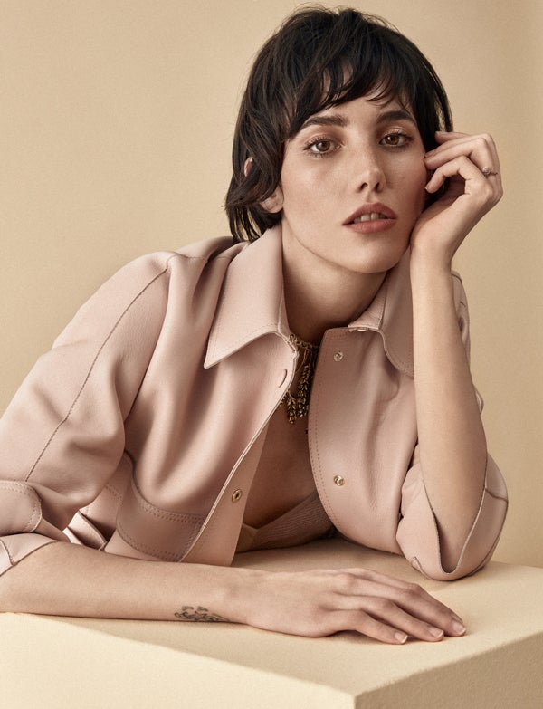 Trench de Rochas y vestido de Bottega Veneta. Collar de Aurélie Bidermann y anillos de Suárez.