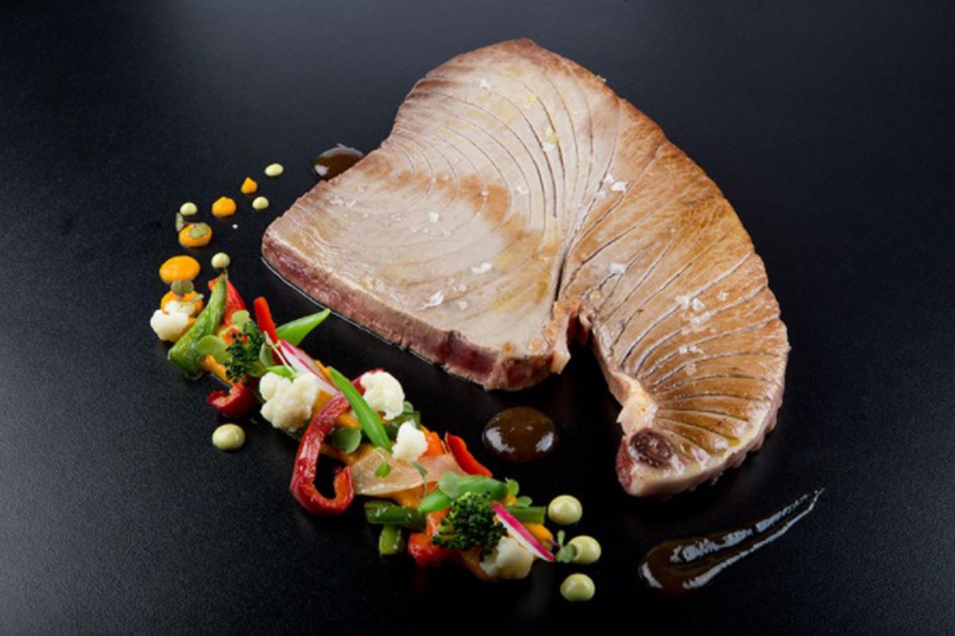 Sobre pisto con pimientos fritos.