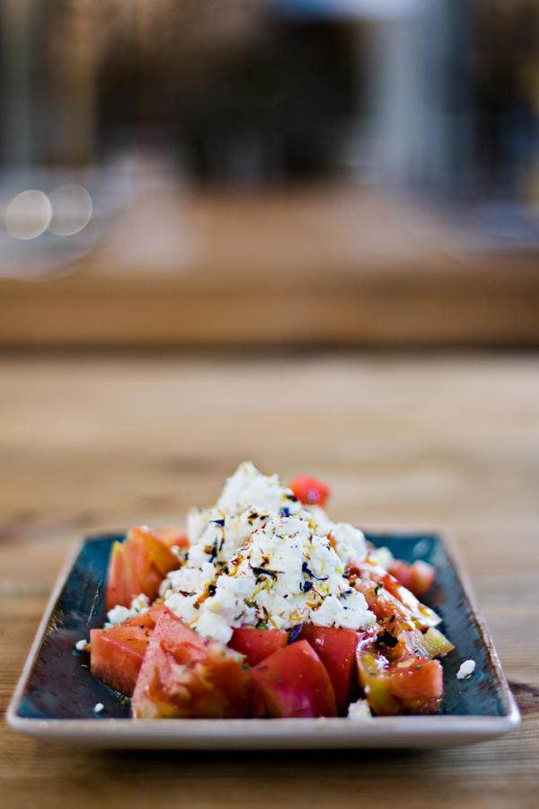 Con aceite de oliva de Medina, queso feta y hierbas provenzales.