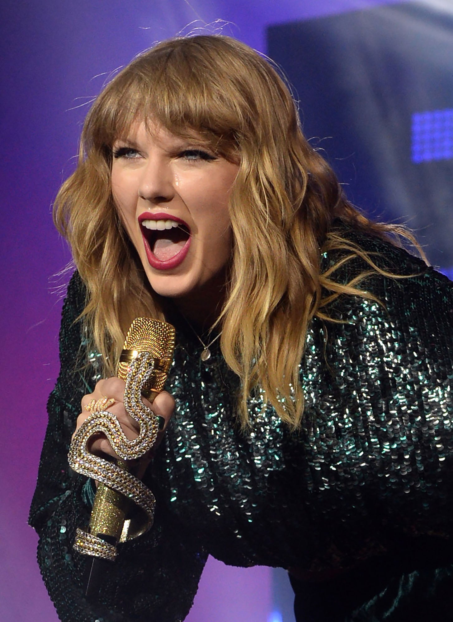 ¿Tienes el pelo rizado u ondulado y quieres llevar flequillo? Taylor Swift nos demuestra que también es posible apuntarse a la tendencia del flequillo con el pelo ondulado y rizado. La cantante apuesta por un flequillo bastante tupido al ras de las cejas.