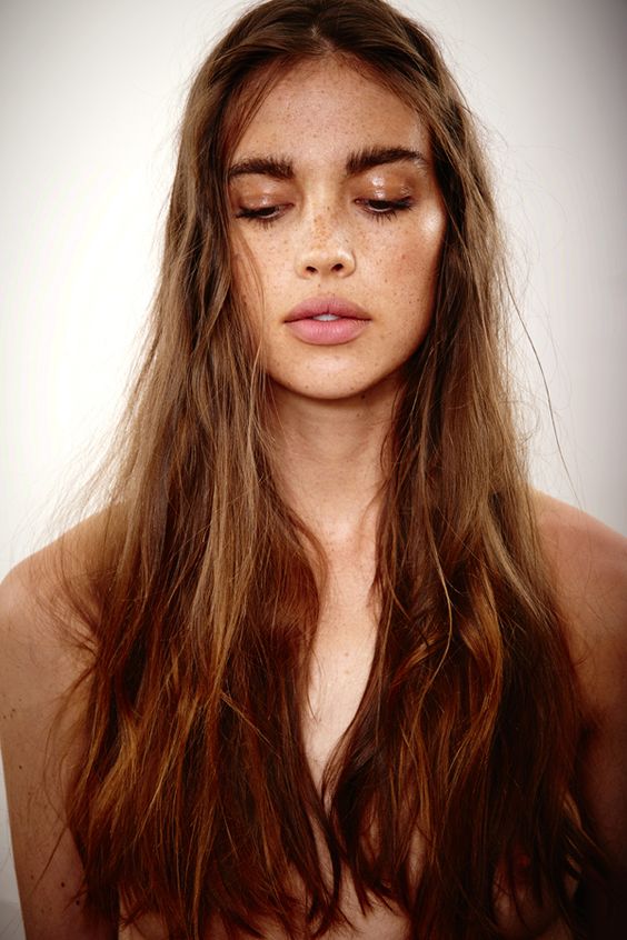 La manera más accesible de apuntarse a la tendencia es aplicar un gloss transparente, un bálsamo ligero o incluso una vaselina (aunque es necesario asegurarse de que puede usarse en pieles muy delicadas), sola o encima del juego de sombras elegido. Sin embargo, hay que tener cuidado, porque si el producto es pegajoso puede ser incómodo para el párpado móvil.