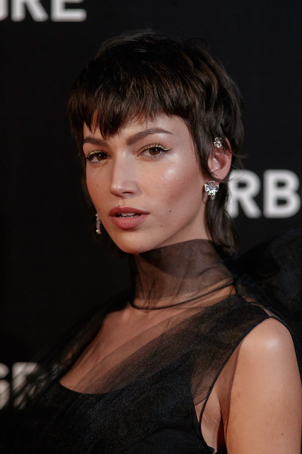 El flequillo de Úrsula Corberó hacia delante y en forma de v es ideal para este otoño. Acompáñalo con el pelo suelto y alborotado.