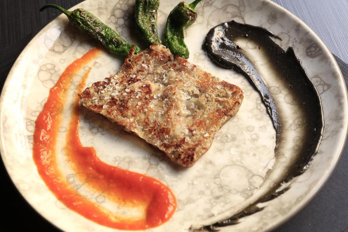 Con salsa brava y pilpil de ajoblanco