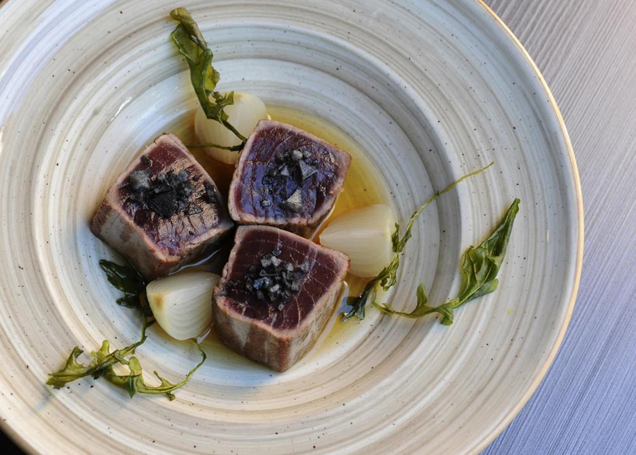 Con caldo tibio, tostado, de cebollita francesa.
