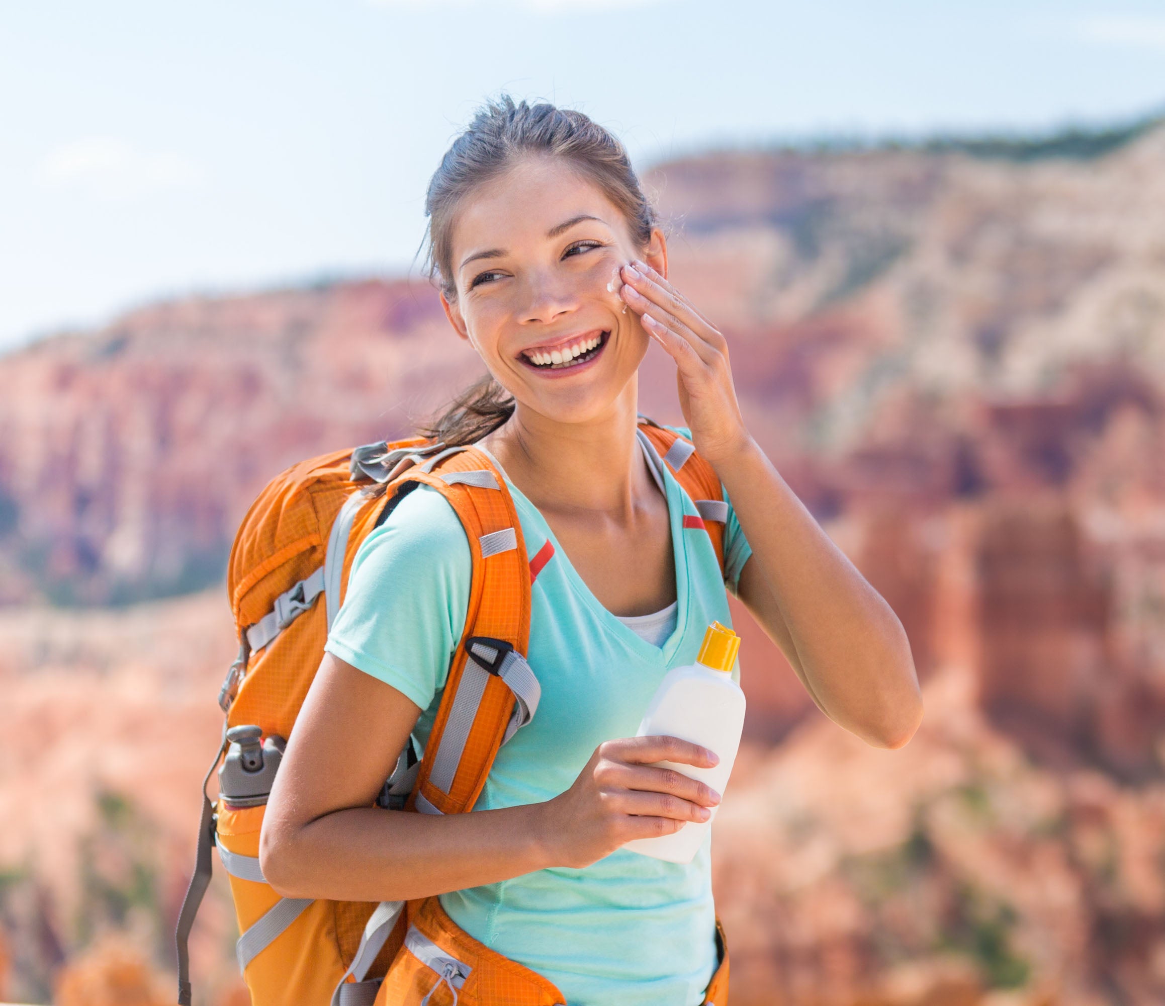 No hace falta que vayas a la playa. Si vas a salir a pasear, a la montaña, a visitar una ciudad... También deberías proteger tu piel de los rayos solares. Aquí tienes una selección de las novedades entre las que vas a encontrar cremas solares para todos los gustos, faciales, corporales, con color, para pieles grasas, anti-edad, etc.