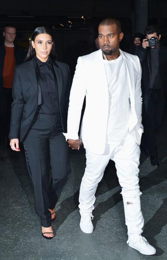 Kim y Kanye deslumbraron a los 'fashionistas' más incrédulos en su primera visita a la Semana de la Moda de París juntos. Asistieron, claro, al desfile de Givenchy, su marca favorita. Kim estaba embarazada de North, de ahí los esmóquines a juego (el de ella es, claro está, de Givenchy). A partir de aquí, Kanye se hace dueño del armario de su novia y le da un vuelco. Es él quien dirige los hilos de las estilistas, quienes reciben órdenes del rapero de no ponerle a su chica nada que no venga de París.