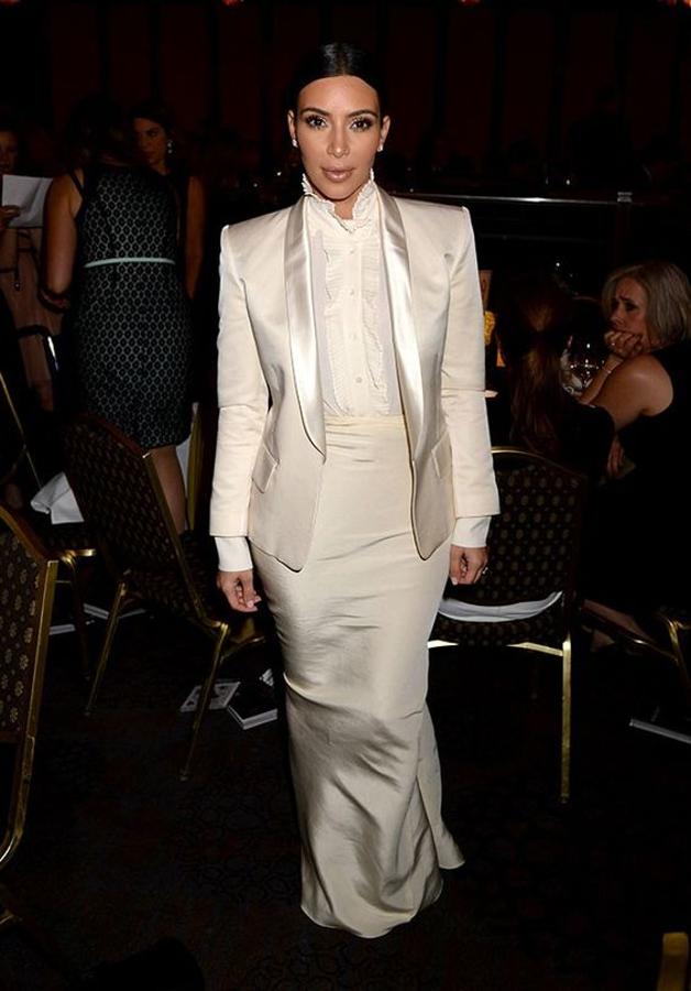 Efectivamente: el monocolor se convierte en una obsesión. En esta ocasión Kim elige el blanco para atender a la gala del 20 aniversario de la USC Shoah Foundation's. Este mismo mes, viaja a Florencia para casarse con West con un vestido que ya figura entre los más elegantes de la historia, firmado por Givenchy.