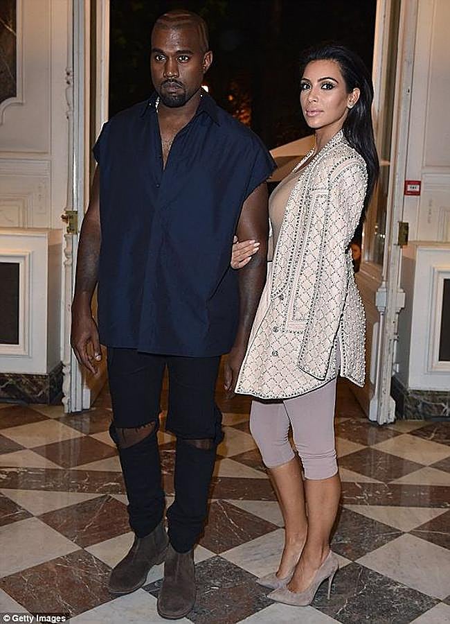 En el tradicional viaje de Kim y Kanye a la Semana de la Moda de París, la parejita decide apoyar a otro de sus diseñadores mimados: el jovencísimo director creativo de Balmain, Olivier Rousteing. Kim lleva una chaqueta bordada diseñada por él. Por estas fechas se publica la famosa portada de la revista “Paper”con la que consiguió lo que anunciaba en portada: “Romper Internet”. Aparecía desnuda y de espaldas, luciendo su ya característico trasero.