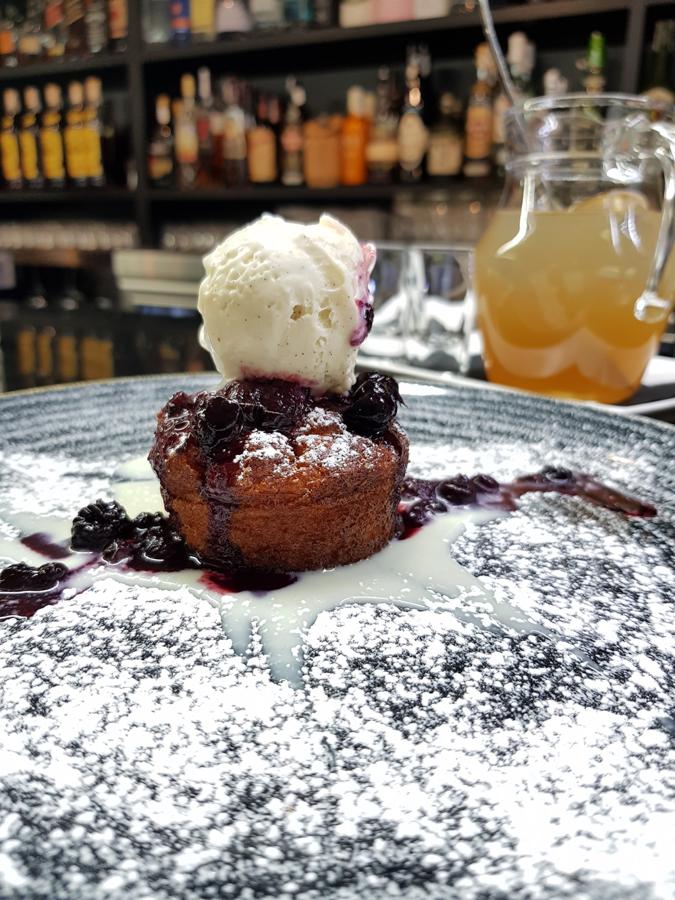 Con helado de chocolate blanco y frutos rojos.