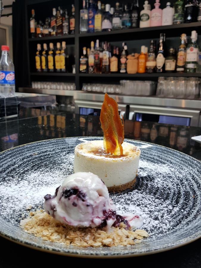 Con helado de mascarpone y frutos rojos.