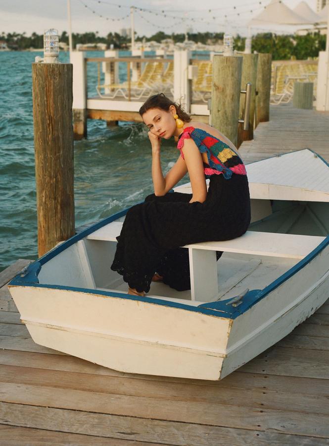 Zara ha vuelto a crear el vestido perfecto, y nos propone un diseño en crochet con cuerpo de rayas multicolor y falda midi negra que será tu mejor aliado de estilo hasta que termine el verano.