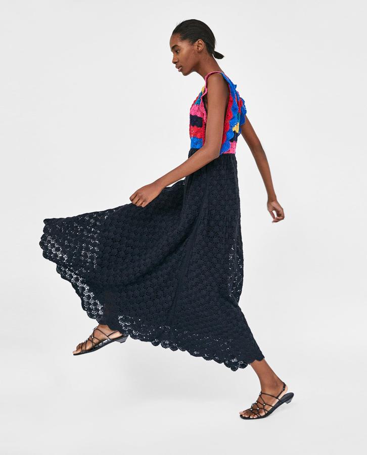 Este vestido de Zara admite mil y una combinaciones, pero nosotras tenemos dos en mente que resultarán perfectas. De día, apuesta por unas sandalias bajas y un maxi bolso de rafia para un look desenfadado. Por la noche, súbete a unos taconazos y combinálo con unos pendientes largos.