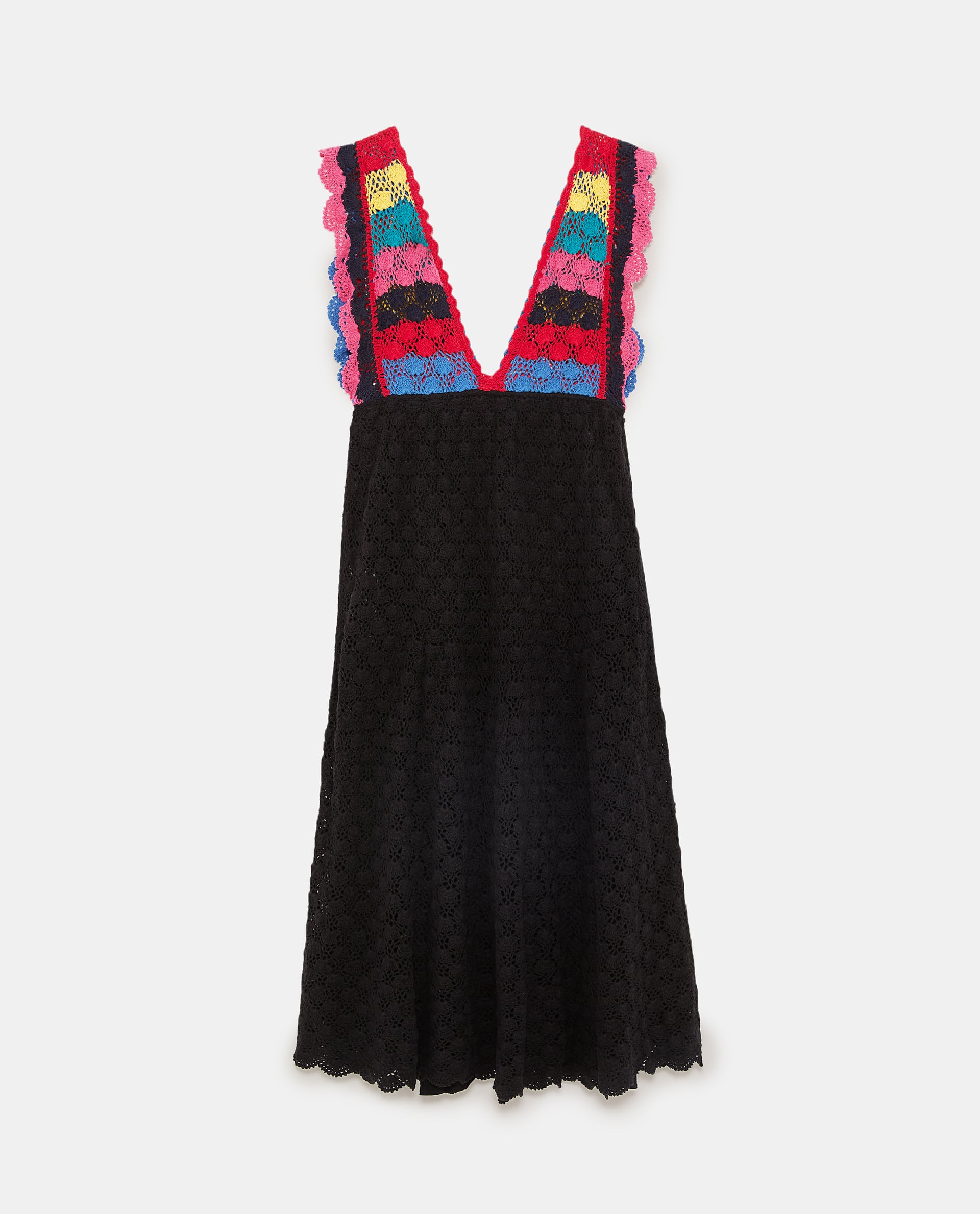 Por 49.95 euros, este vestido aún está disponible en Zara (eso sí, solo han hecho tallas S y M), pero está llamado a ser la prenda de la temporada y lo empezarás a ver en las cuentas de Instagram de todas las influencers, así que si no te das prisa... va a volar. ¡Y te arrepentirás de no haberlo comprado desde ahora hasta que llegue septiembre!