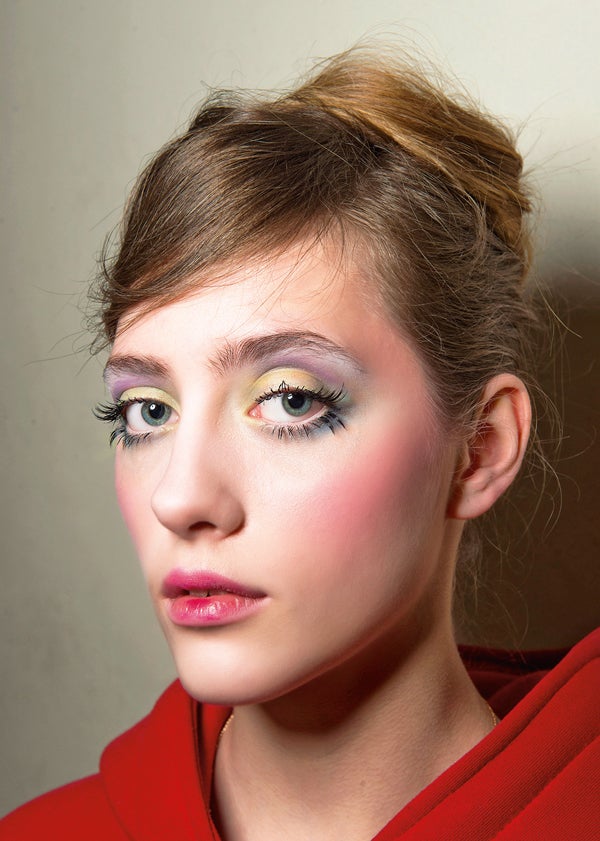 La novela de Jacqueline Susann, expresión salvaje de los 60, parece haber inspirado a Linda Cantello en la creación de este look muñeca para Giorgio Armani, que convierte el rubor de las mejillas en eje visual de excesos en rosa y fucsia.