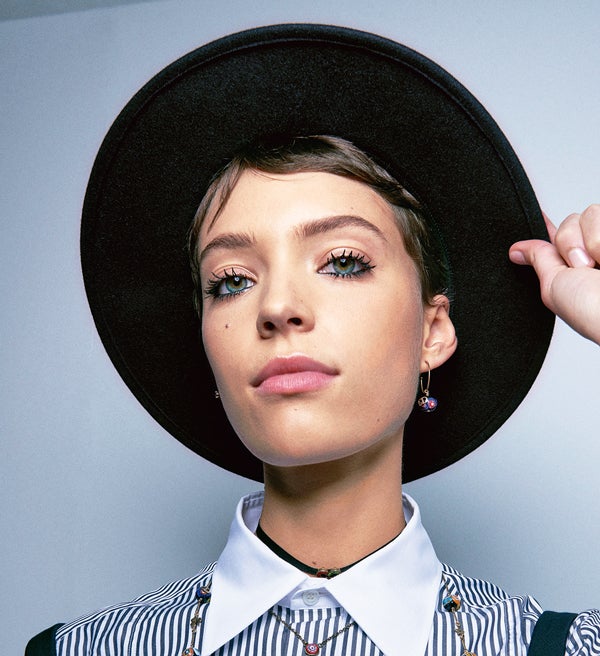 Elongadas, definidas, muy pigmentadas, con un punto teatral y una clara referencia a los 60 de Twiggy. Para conseguir el equilibrio, Peter Philips, director de Creación e Imagen del Maquillaje Dior, maquilla las superiores y las inferiores.