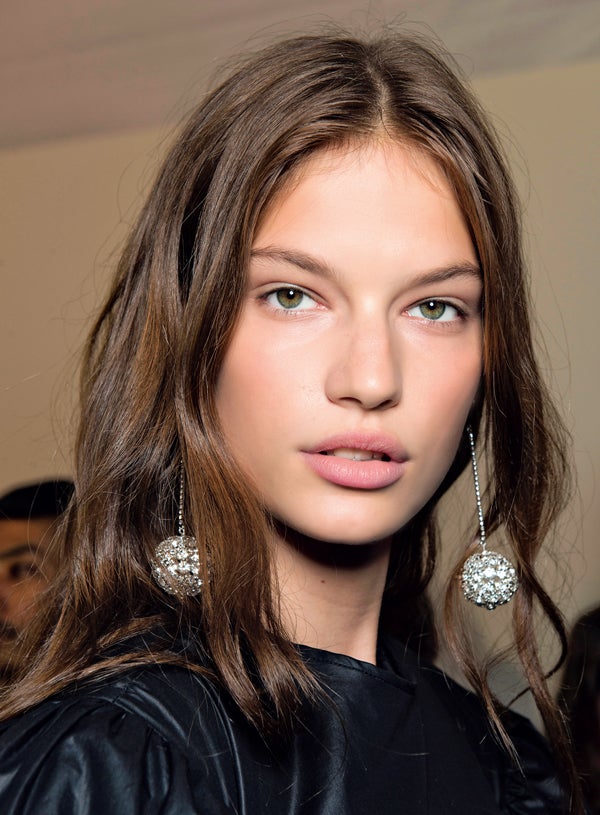 Los volúmenes se la juegan en los pómulos y lo hacen con un bonito viraje metalizado que llena de reflejos dorados la piel. La estructura del rostro se construye con bronzers, que dan un efecto buena cara inmediato, una sensación de piel besada por el sol.