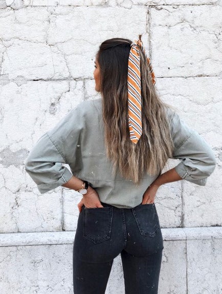 Creemos que el pañuelo en el pelo tiene más éxito que en el cuello. ¿Tú qué opinas?