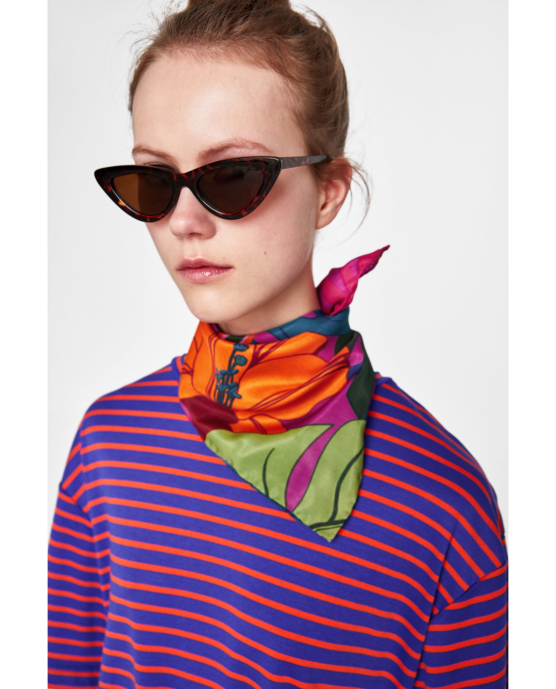 Pañuelo de flores de Zara: 7,95 euros.