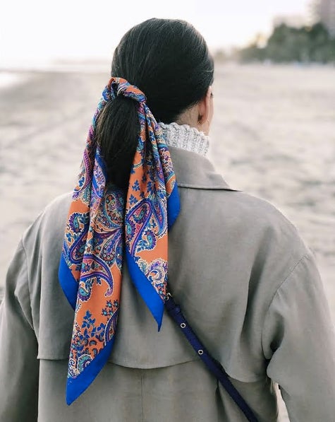 @isabellt93 con pañuelo print en el pelo. ¡Nos encanta los colores vivos que aporta a su look!