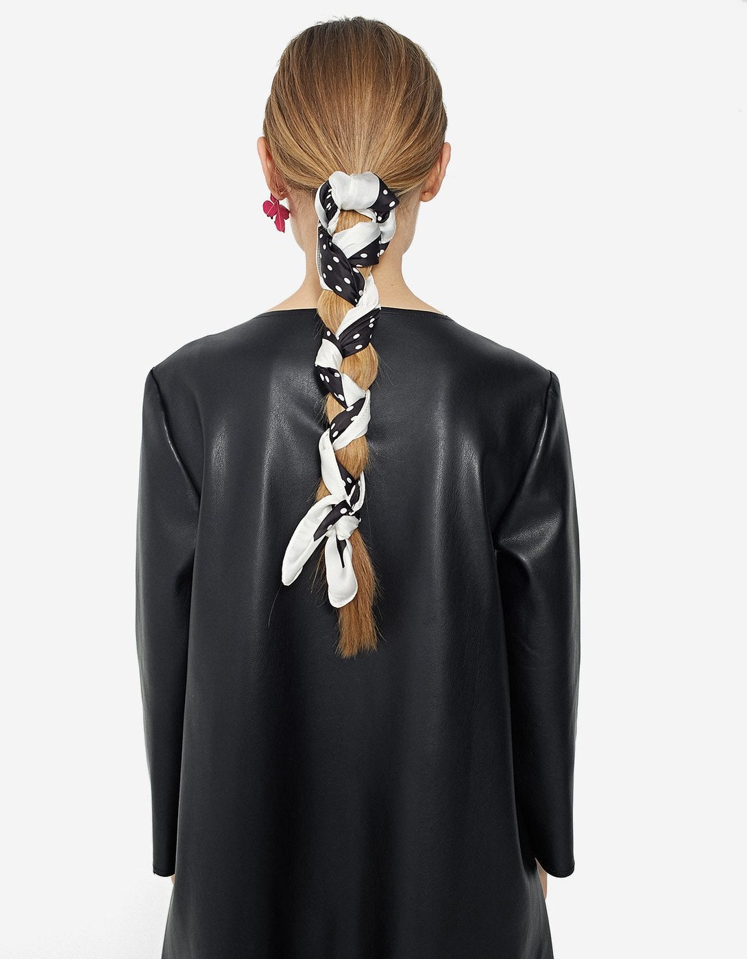 Pañuelo de topos bicolor de Stradivarius: 9,99 euros.