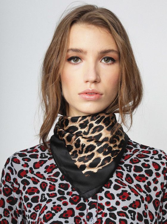 Pañuelo printed de Parfois: 9,99 euros.