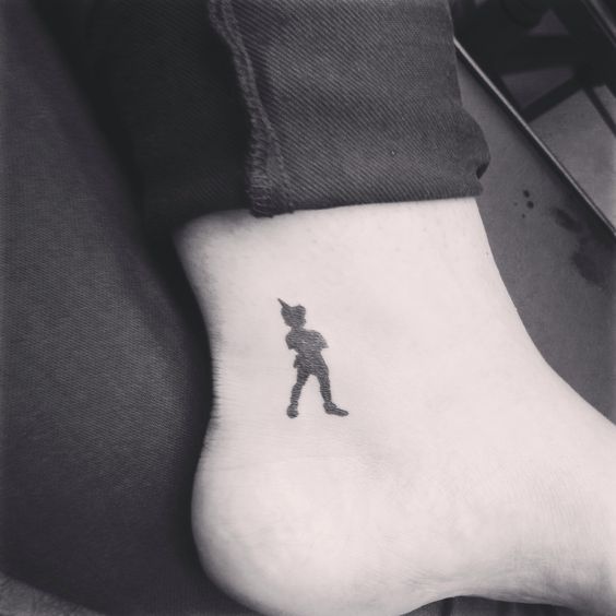 Alguien que sueña despierto, que se niega a crecer... Esa persona podrá llevar tatuada la sombra de Peter Pan. ¡Este tatuaje también es muy famoso!