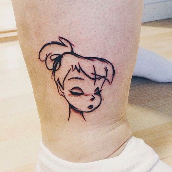 La pequeña Campanilla, dormida en este tatuaje tan original. ¡Nos gusta!