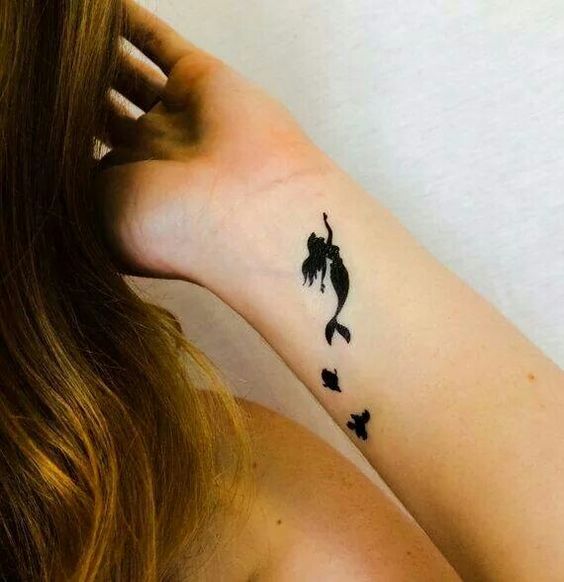 "Bajo el mar, bajo el mar..." ¡Nos encanta 'La Sirenita'! Y este tatuaje nos transmite libertad, bienestar...