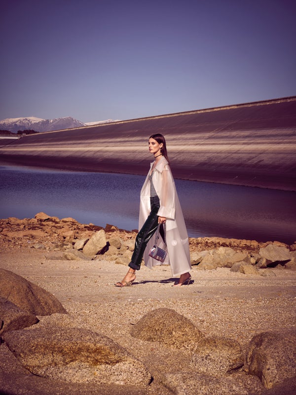 Trench de plástico, de Burberry; body a rayas de Easy Wear; y pantalón de charol, de Louis Vuitton. Las sandalias son de Gianvitto Rossi; el bolso, de Chanel; y choker de Dior.