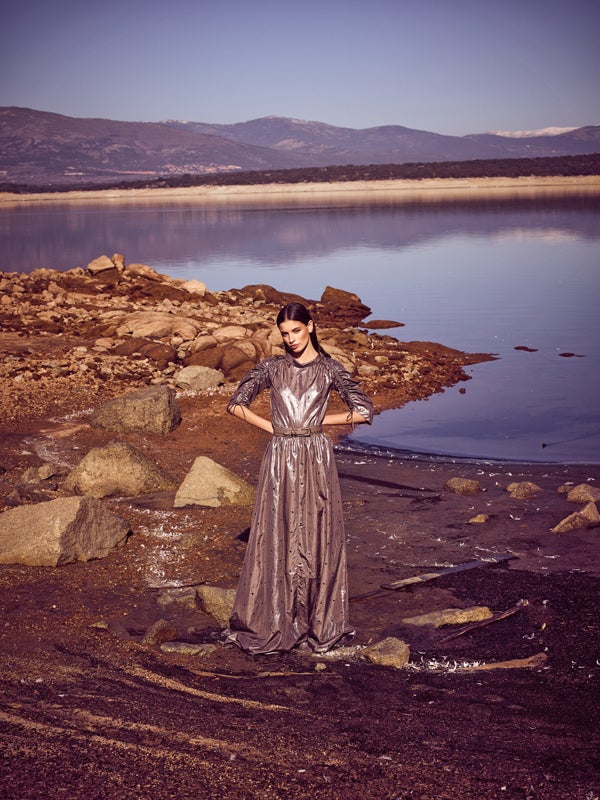 Vestido y cinturón, de Bottega Veneta.Pendiente XL de Aurélie Bidermann y aros de Gold&Roses.