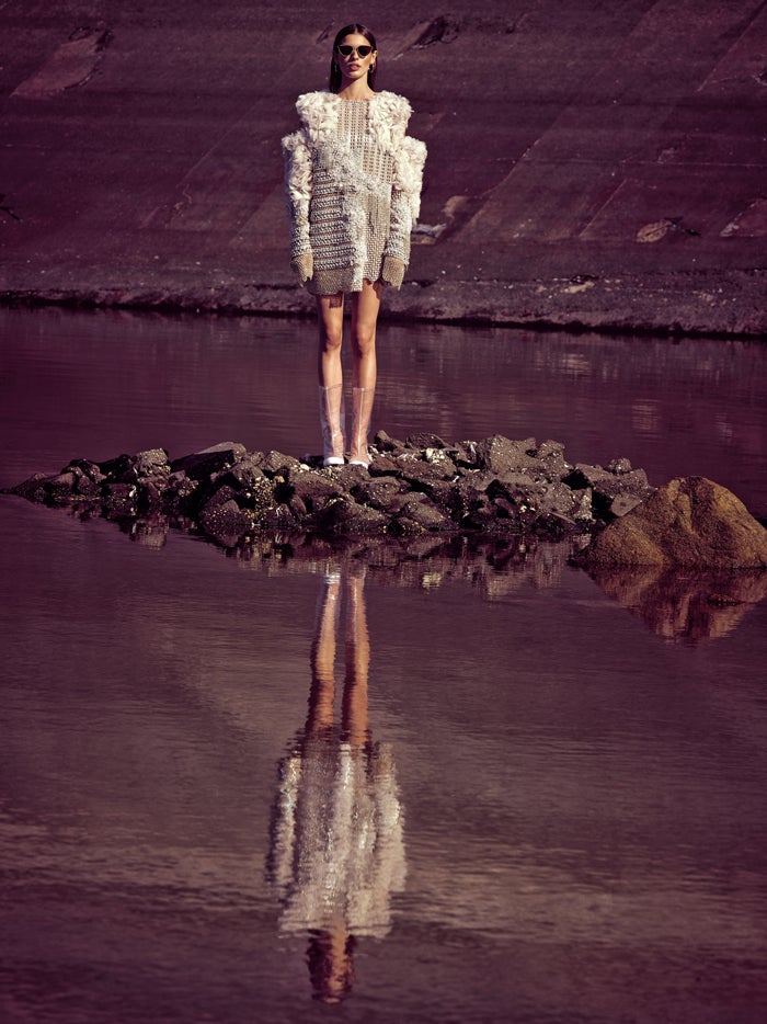 Vestido de Balmain; botas de plástico, de Chanel; aros de Suarez; y gafas de sol, de Oliver Peoples.