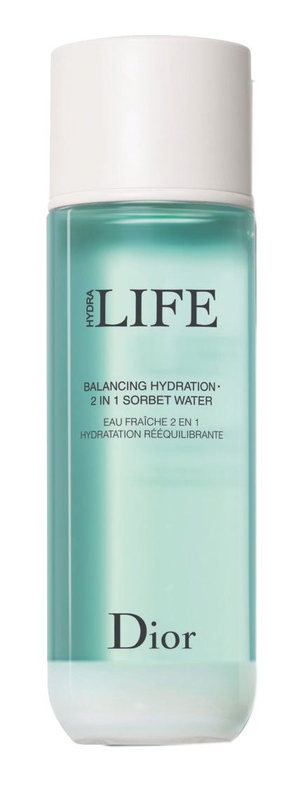 Es la textura más moderna. Y la más efectiva tras la ligera desestabilización cutánea que se produce con la limpieza. Porque la piel se encuentra más receptiva, pero es necesario calmarla. Este Agua en Sorbete de Hydra Life contiene polvos minerales, que minimizan las imperfecciones; un prebiótico de azúcar fermentado, que estabiliza la flora cutánea; y agua de jazmín, que hidrata en profundidad.