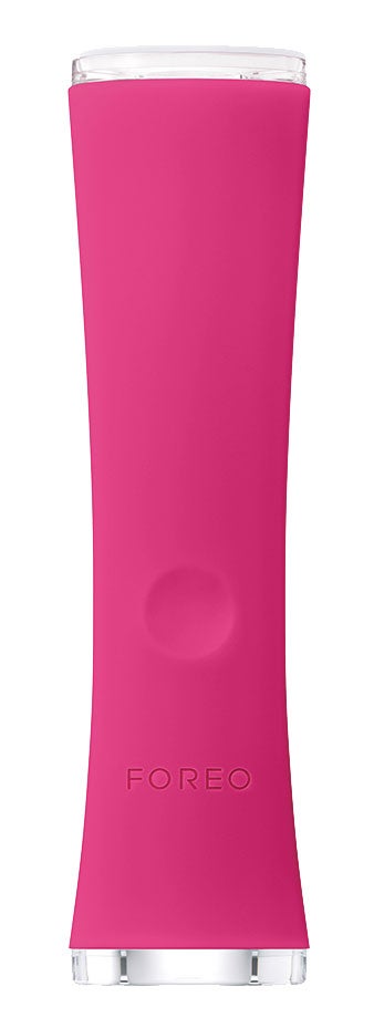 La fototerapia ha demostrado ser una de las formas más eficaces para acabar con el culpable de la proliferación de granos, la Propionibacterium acnes. Espada, este dispositivo de uso casero, utiliza la luz pulsada con tecnología Blue LED Light combinada con las micropulsaciones que han hecho famosos a los aparatos de limpieza de Foreo, para luchar contra ella en casa.